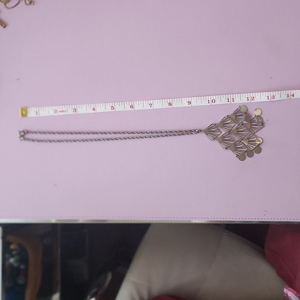 Silver shell pattern necklace - Picture 6 of 8